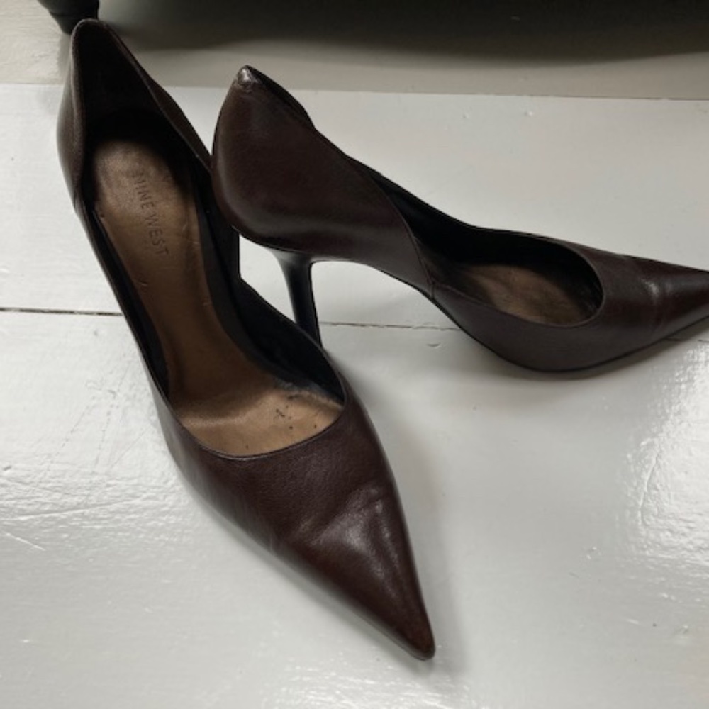 Who doesn't need a basic Brown leather pump? - Picture 2 of 7